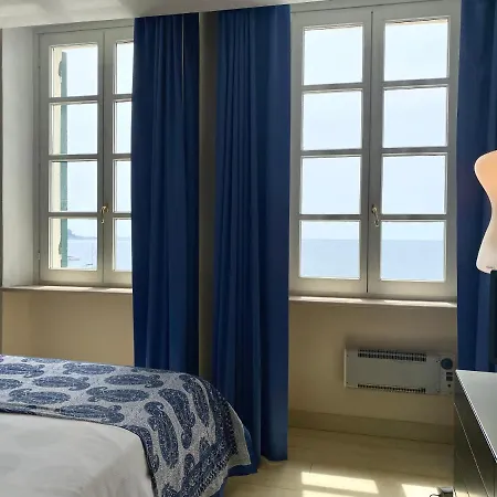 Casaviva - Beachfront Trilo With Parking In * Camogli