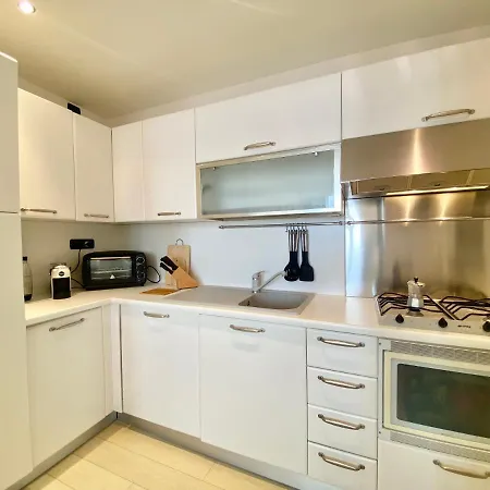 Casaviva - Beachfront Trilo With Parking In