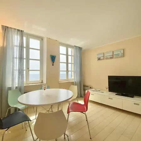 Casaviva - Beachfront Trilo With Parking In