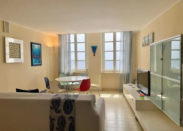 Casaviva - Beachfront Trilo With Parking In