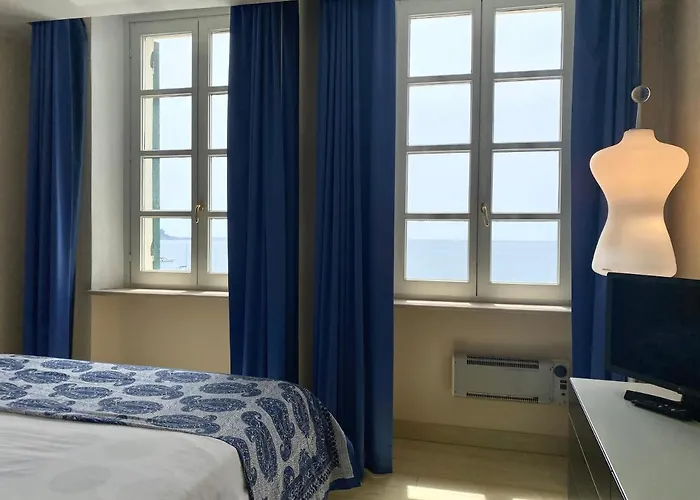 Casaviva - Beachfront Trilo With Parking In * Camogli