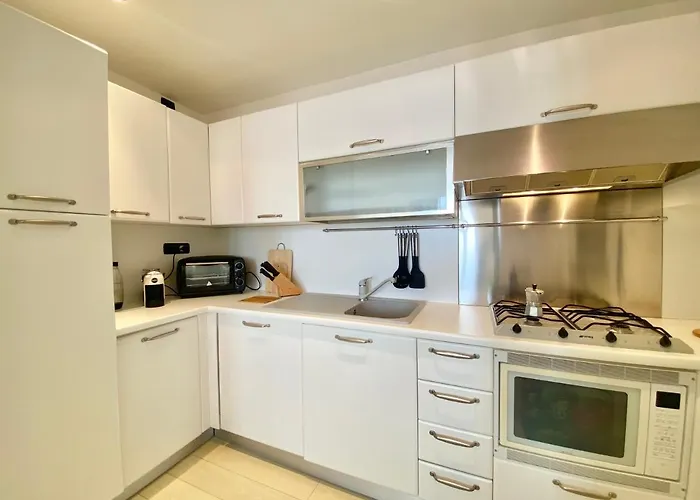 Casaviva - Beachfront Trilo With Parking In