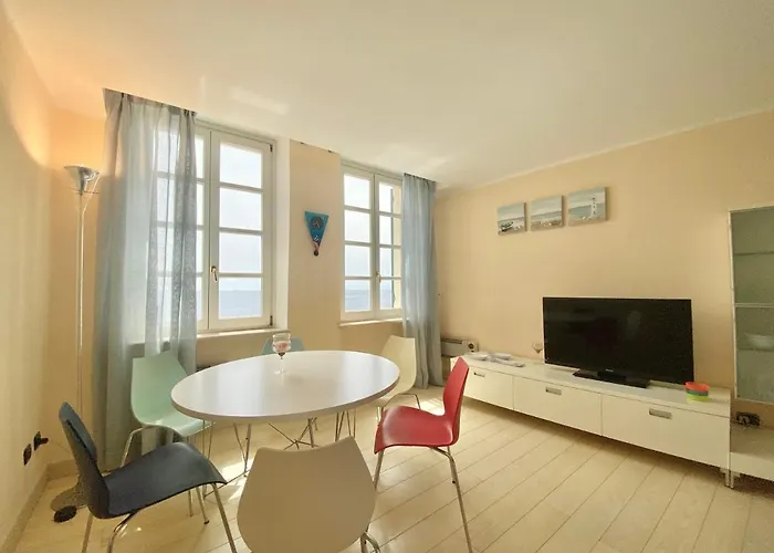 Casaviva - Beachfront Trilo With Parking In